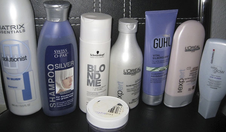 Como remover o amarelecimento do cabelo após o clareamento