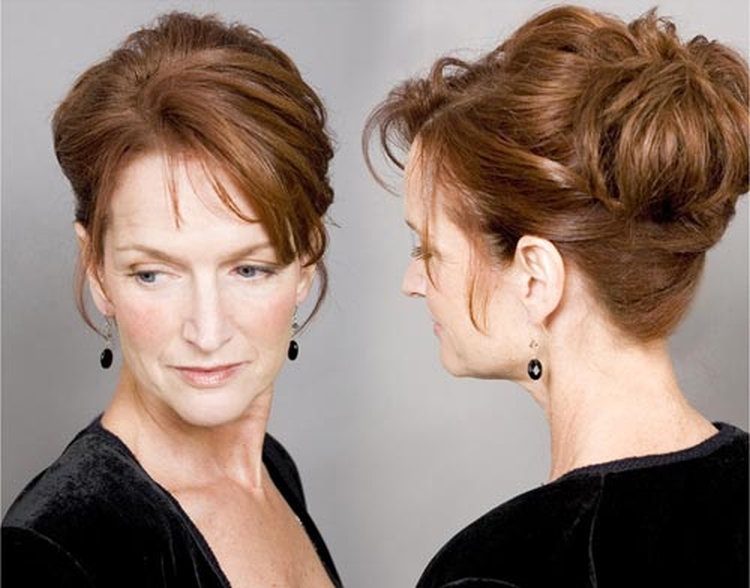 Penteados para mãe da noiva para cabelo médio