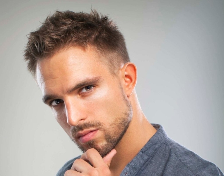 Penteados para homens carecas com cabelo recuando