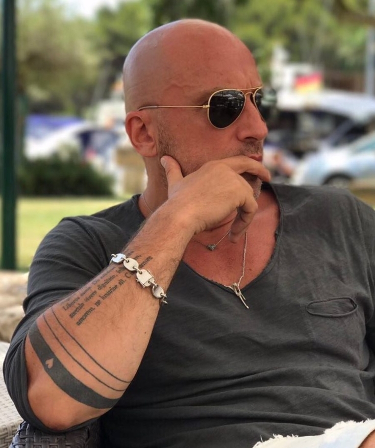 Penteados para homens carecas com cabelo recuando