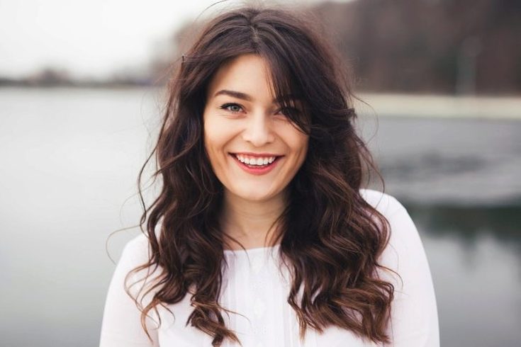 Cores de cabelo da moda para mulheres de cabelos castanhos e a paleta e recomendações para tingimento