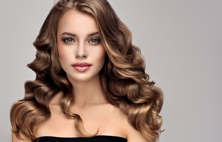 Cores de cabelo da moda para mulheres de cabelos castanhos e a paleta e recomendações para tingimento