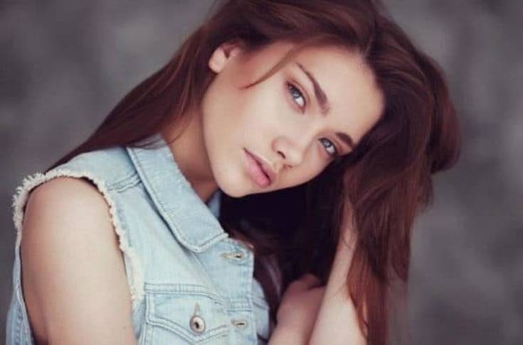 Cores de cabelo da moda para mulheres de cabelos castanhos e a paleta e recomendações para tingimento