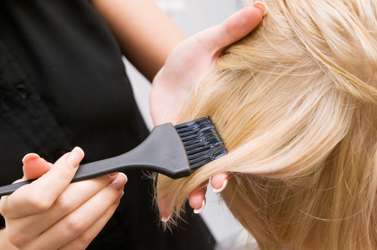 Como clarear o cabelo 2 tons em casa